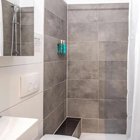 Have-a-nice-stay - Souterrain, Kino An Der Natur, U-bahn Nach Hamburg 400m - Baecker & Restaurants 500m - Lidl 800m - Zentrum 1,5km Apartment *